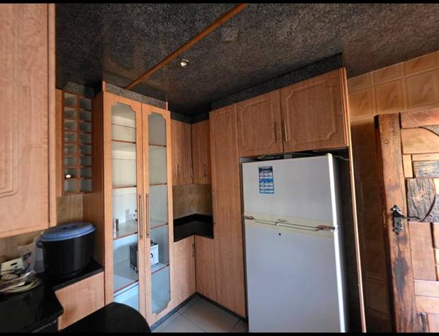 6 BEDROOM HOUSE FOR SALE IN GREENHILLS